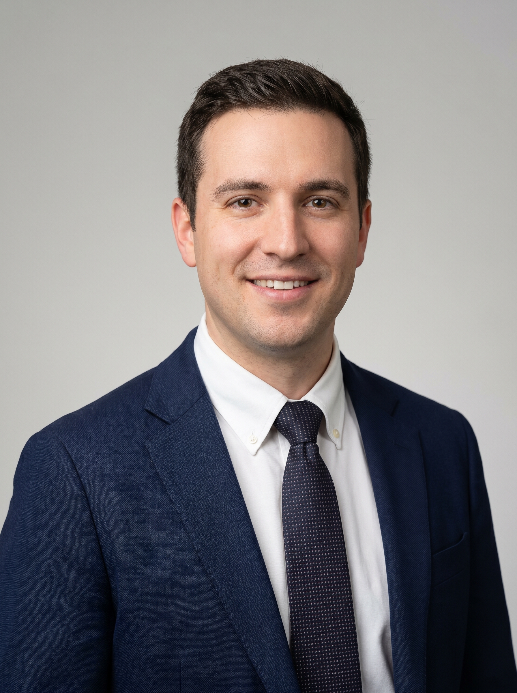 Portrait professionnel sur fond neutre épuré